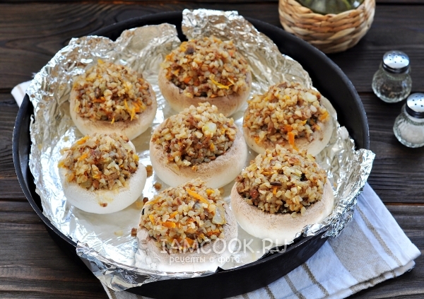 Нафаршировать шляпки грибов