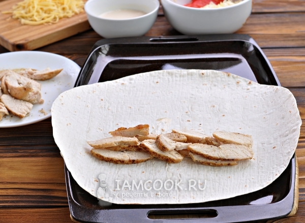 Положить на лаваш мясо