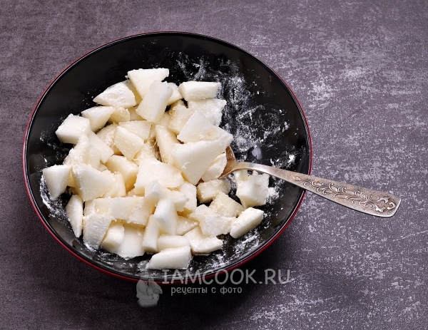 Посыпать дыню мукой