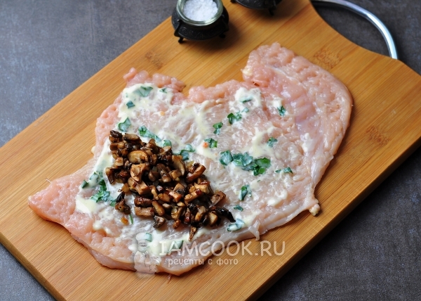 Смазать соусом и положить грибы