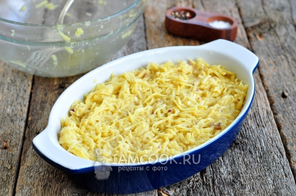 Выложить картофельную массу в форму