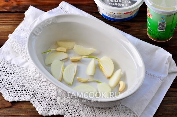 Положить в форму лук и чеснок