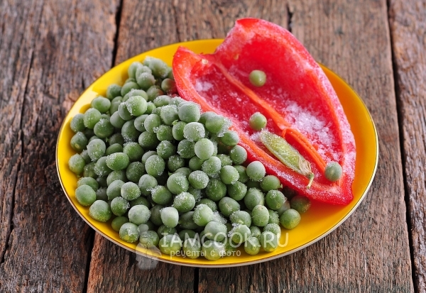 Подготовить замороженный перец и горошек