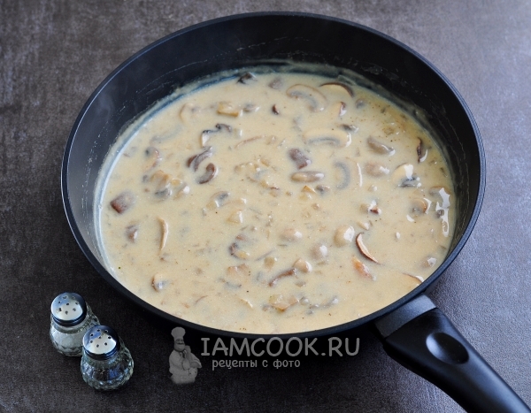 Рецепт грибов в сметанном соусе на сковороде