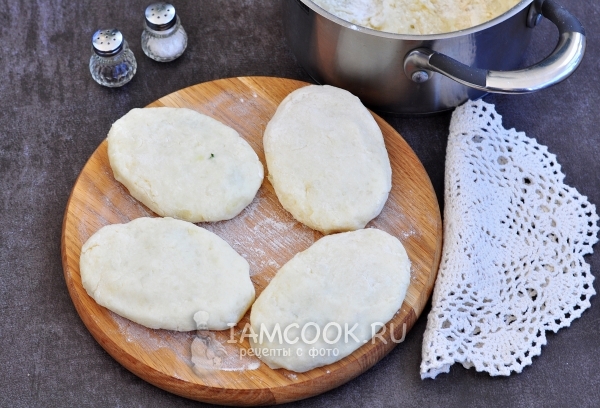 Слепить картофельные зразы