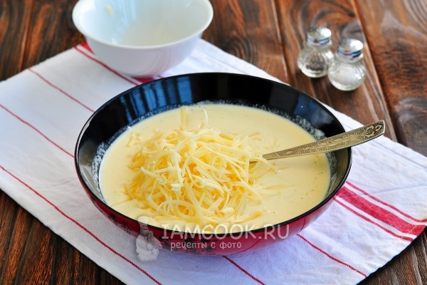 Положить тертый сыр