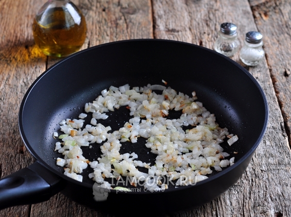 Обжариваем лук