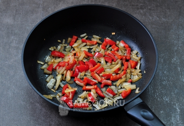 Обжарить перец с луком