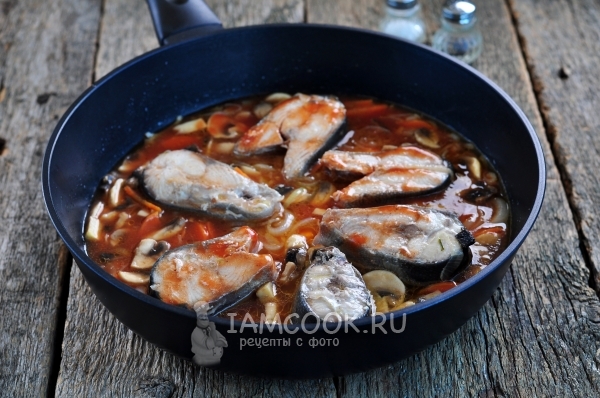 Влить томатный соус