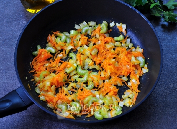Обжарить морковь с сельдереем