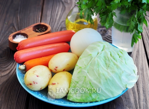 Ингредиенты для тушеной капусты с картошкой и сосисками