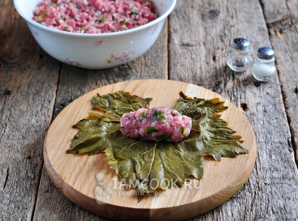 Выкладываем фарш на виноградный лист