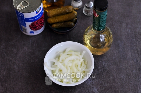 Полить лук уксусом