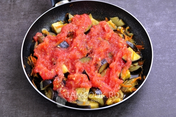 Добавить натертые помидоры