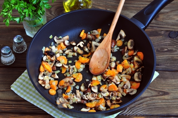 Обжарить лук с морковью и грибами
