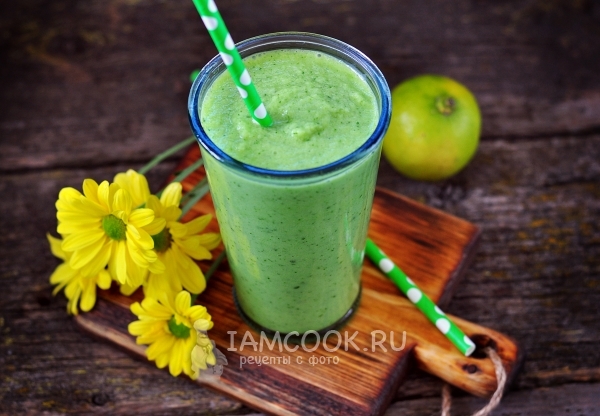 Фото зелёного коктейля из сельдерея, огурца, яблока и лайма