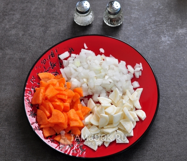 Порезать лук, морковь и корень петрушки