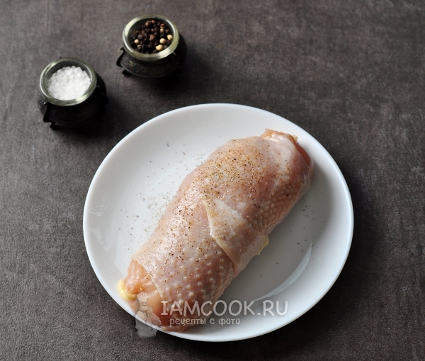 Свернуть куриное филе в рулет