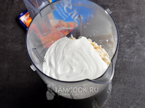 Соединить творог и сметану
