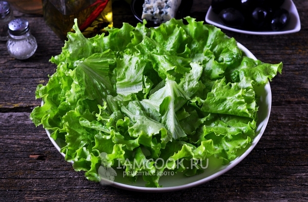 Положить листья салата на тарелку