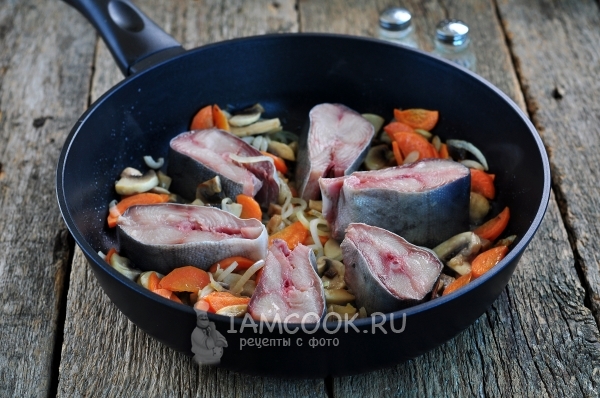 Положить куски рыбы