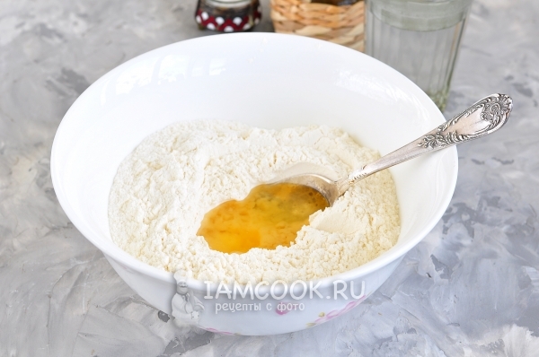 Влить в муку масло и воду