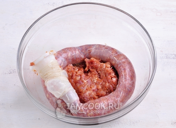 Выложить фарш в кишки