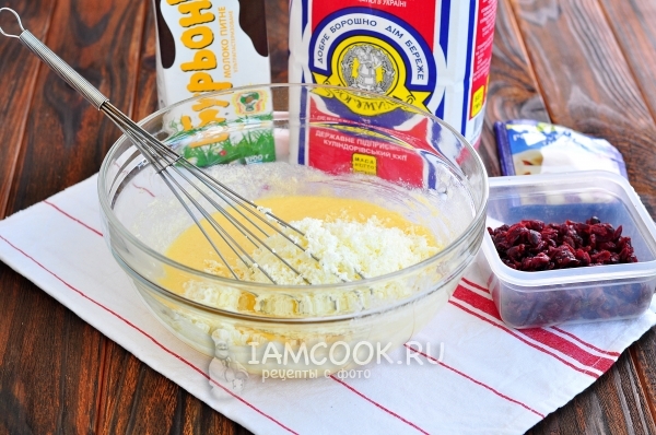 Положить творог