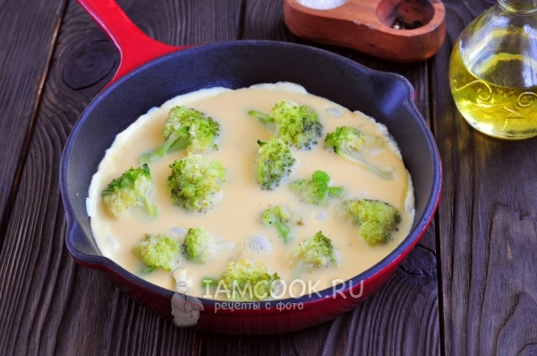 Влить омлетную смесь