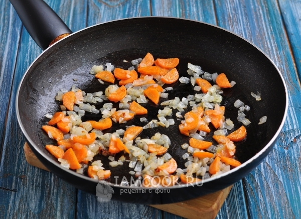 Обжарить лук с морковью
