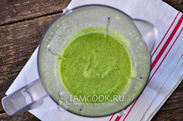 Измельчить зеленый коктейль в блендере