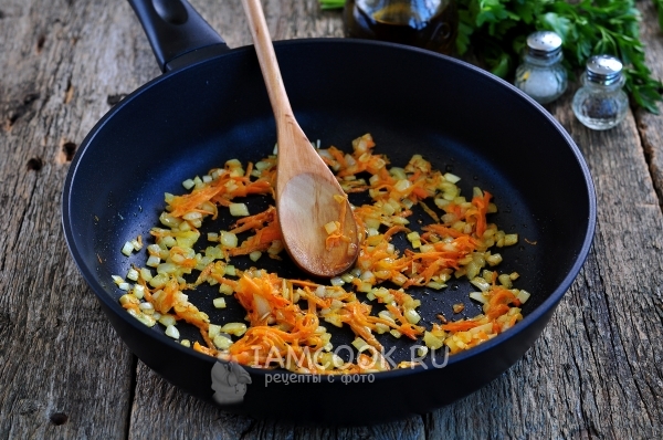 Обжарить лук с морковью