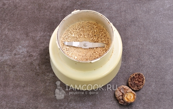 Измельчить сушеные грибы