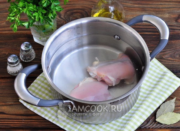 Положить мясо в воду