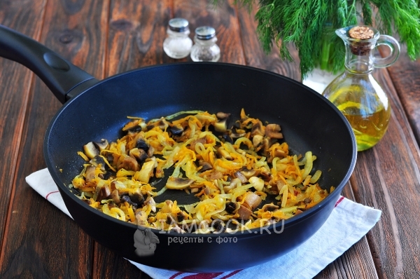 Обжарить грибы с луком и морковью