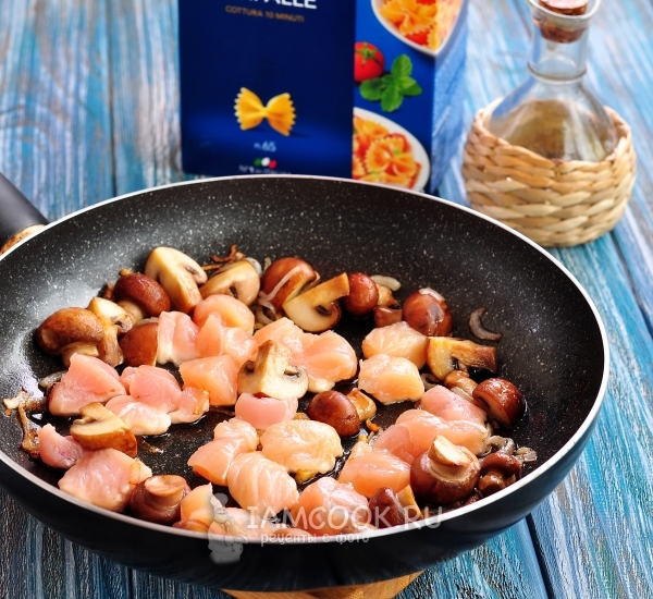 Добавить куриное филе