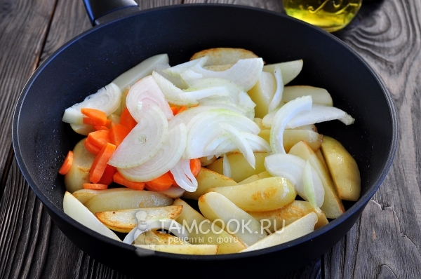 Положить лук и морковь