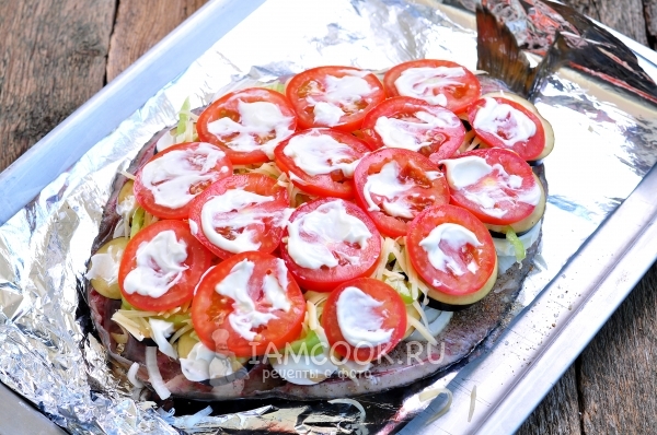 Смазать помидоры майонезом