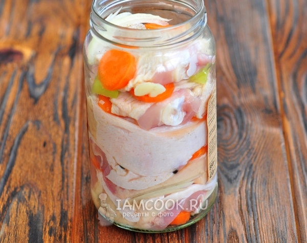 Заполнить банку слоями овощей и курицы