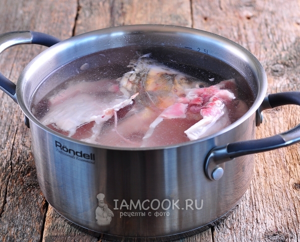 Положить рыбу в кастрюлю с водой