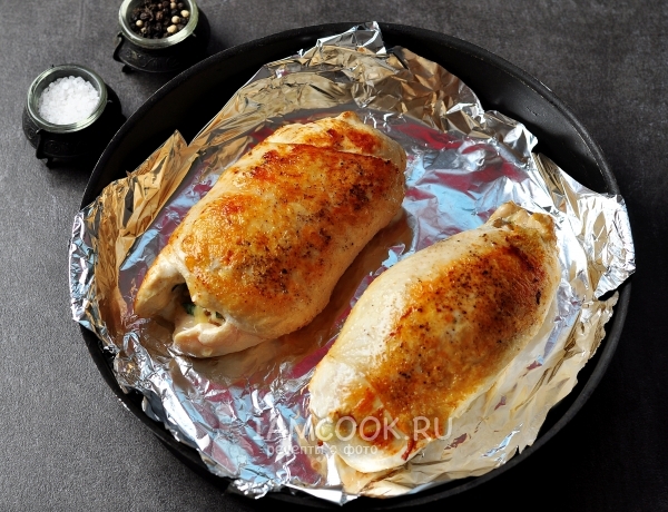Положить куриные рулеты на фольгу