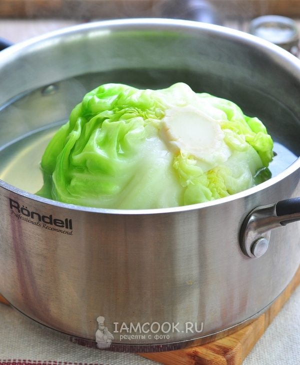 Положить головку капусты в воду