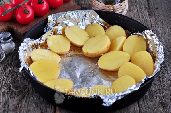 Выложить картофель на фольгу
