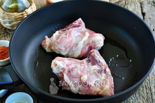 Обжарить кусочки курицы