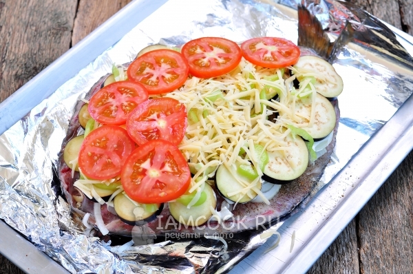 Добавить сыр и помидоры