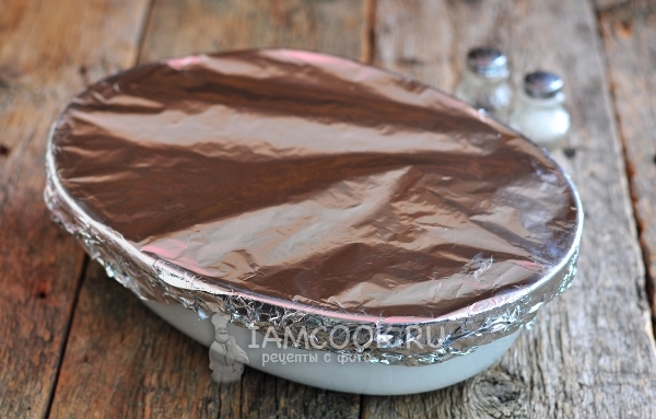 Накрыть форму фольгой