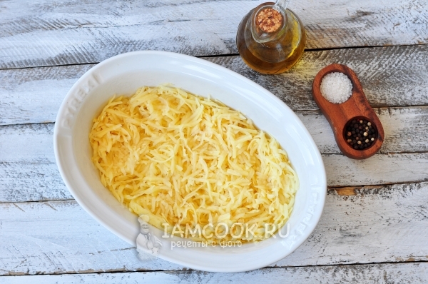 Положить в форму тертый картофель