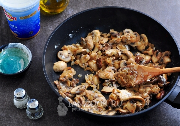 Размешать грибы с мукой