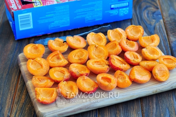 Порезать абрикосы пополам