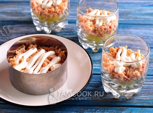 Выложить слой лосося с майонезом